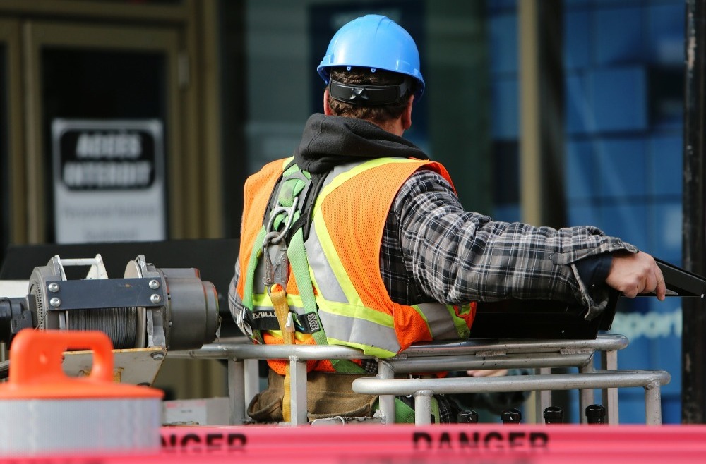 Specjalistyczna odzież ochronna przystosowana jest do ochrony przed licznymi zagrożeniami zawodowymi.
