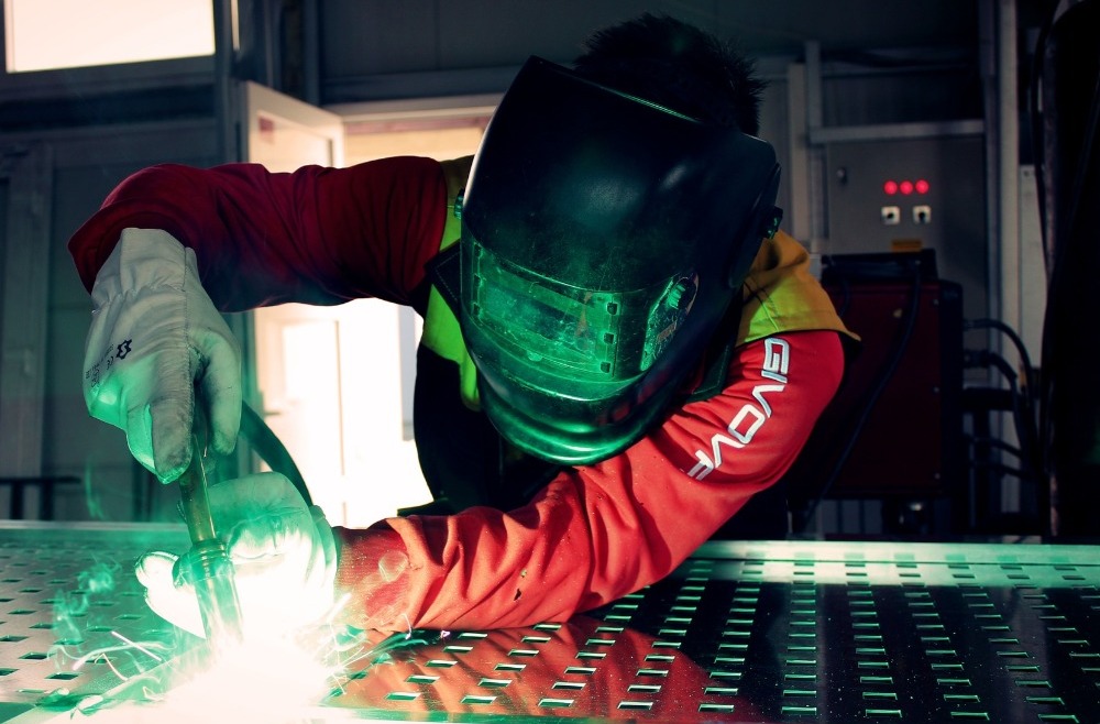 Jakie wymagania musi spełniać odzież robocza spawacza?