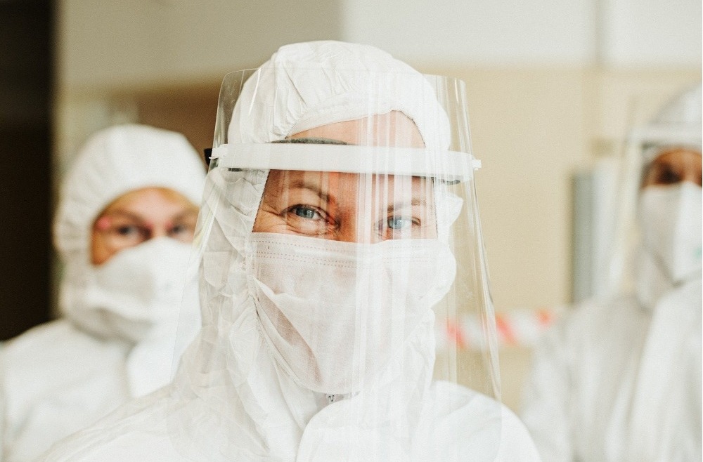 W jakich warunkach stosujemy ochronę oczu i twarzy?